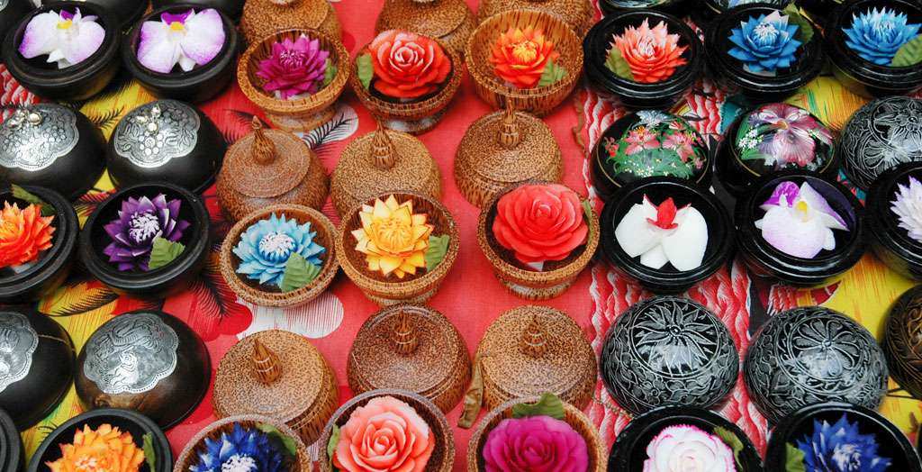 Kleine Seifen in Form von Blumen geschnitzt auf Koh Samui, Thailand