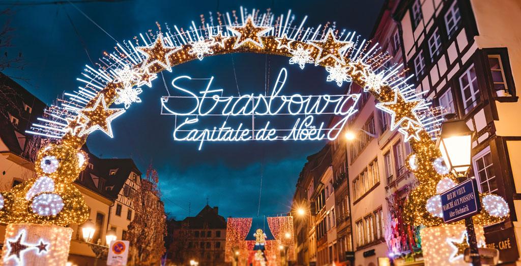Eingangstor zur Haupteinkaufsstraße und des Stadtzentrums von Straßburg zur Weihnachtszeit