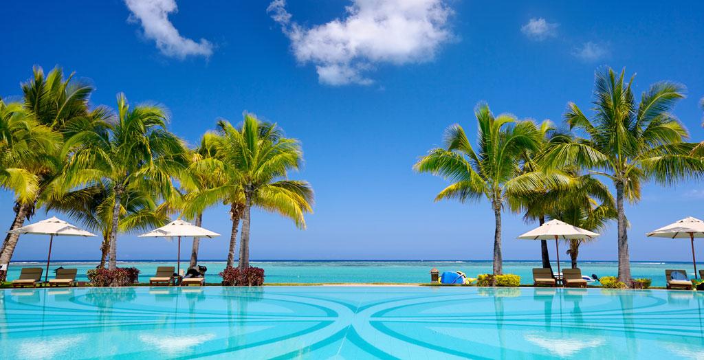 Tropisches Strandresort mit Pool und Palmen