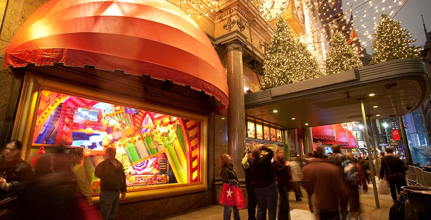 Die weihnachtlich geschmückte Macy's Herald Square in New York, USA 
