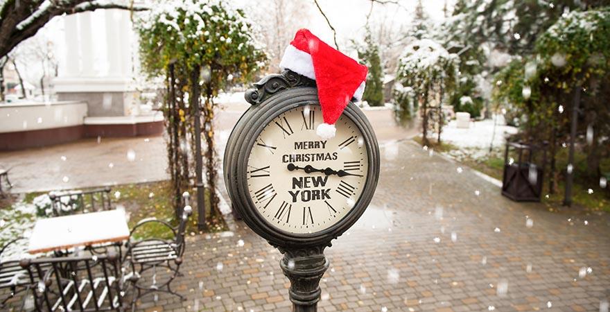 Festlich geschmückte Uhr mit Weihnachtsmütze in New York, USA