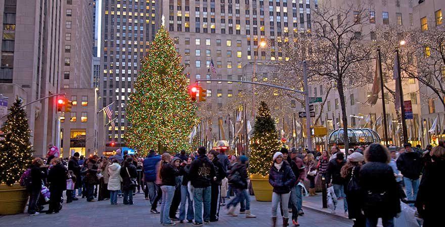 Menschen betrachten den Weihnachtsbaum im Rockefeller Center in der Abenddämmerung, New York, NY, USA