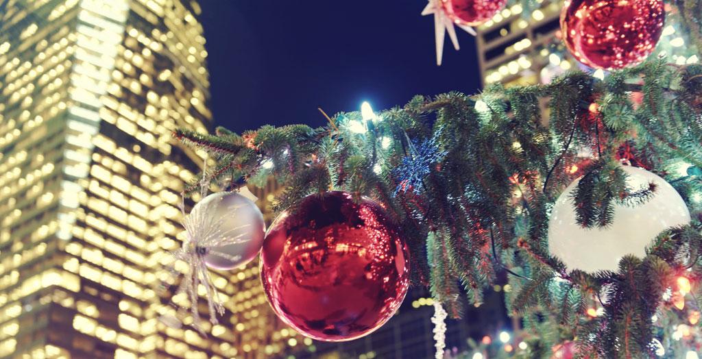 Weihnachtsbaum mit Weihanchtsbeleuchtung im Bryant Park, New York, USA