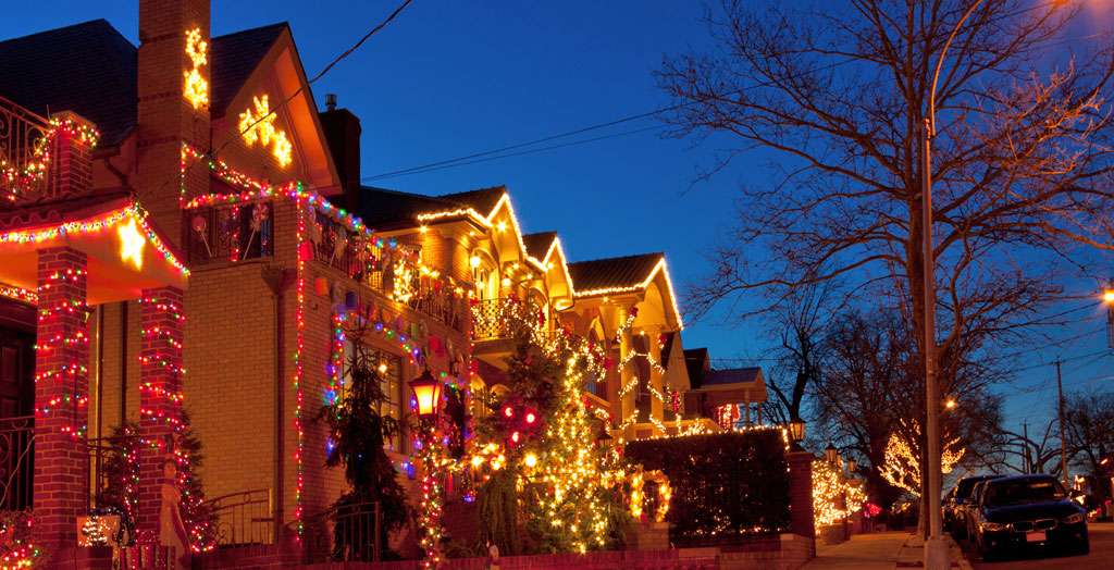 Häuser mit Weihnachtsbeleuchtung im Stadtteil Dyker Heights in Brooklyn, New York, USA