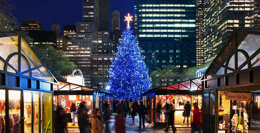 Festlich geschmückter Weihnachtsmarkt mit Tannenbaum im Bryant Park, Brooklyn, New York, USA