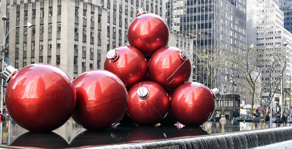 Weihnachtsdekoration auf einem Brunnen in New York USA