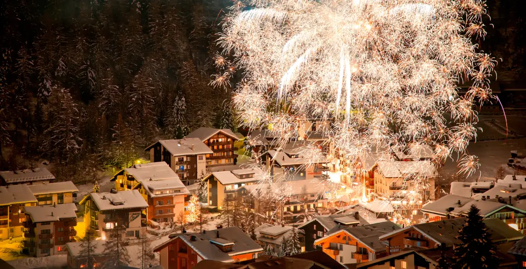 Feuerwerk über dem Dorf Saas-Fee in den Schweizer Alpen