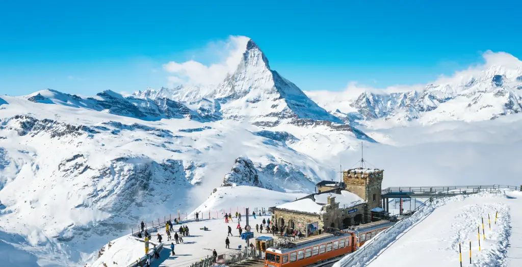Lift in Zermatt und der Gipfel des Matterhorns im Winter in den Alpen, Schweiz