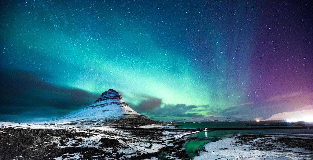 Polarlichter, Aurora Borealis über dem isländischen Berg Kirkjufell, Island