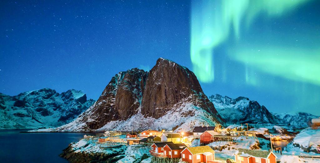 Polarlichter über einem Dorf in Norwegen