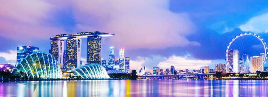 Stadtbild von Singapur bei Sonnenuntergang