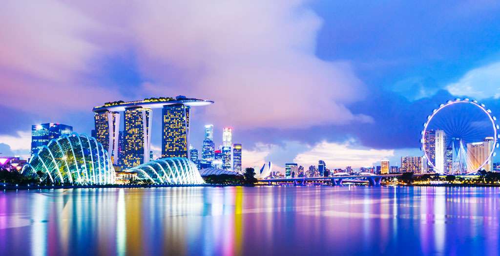 Stadtbild von Singapur bei Sonnenuntergang