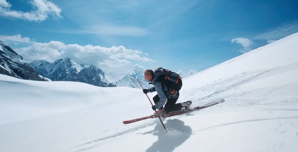 Skifahrer in den verschneiten Alpen