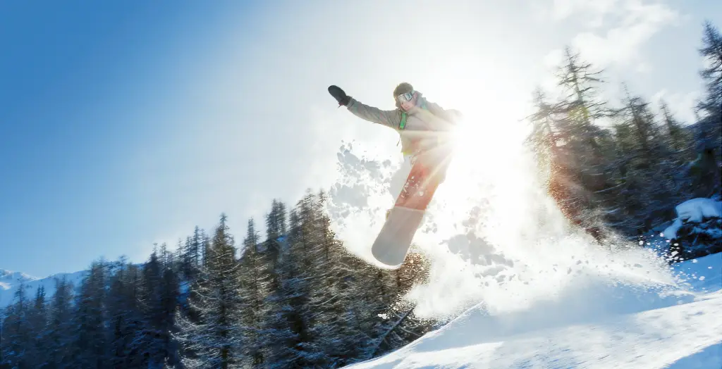 Snowboarder der über einen Kicker springt