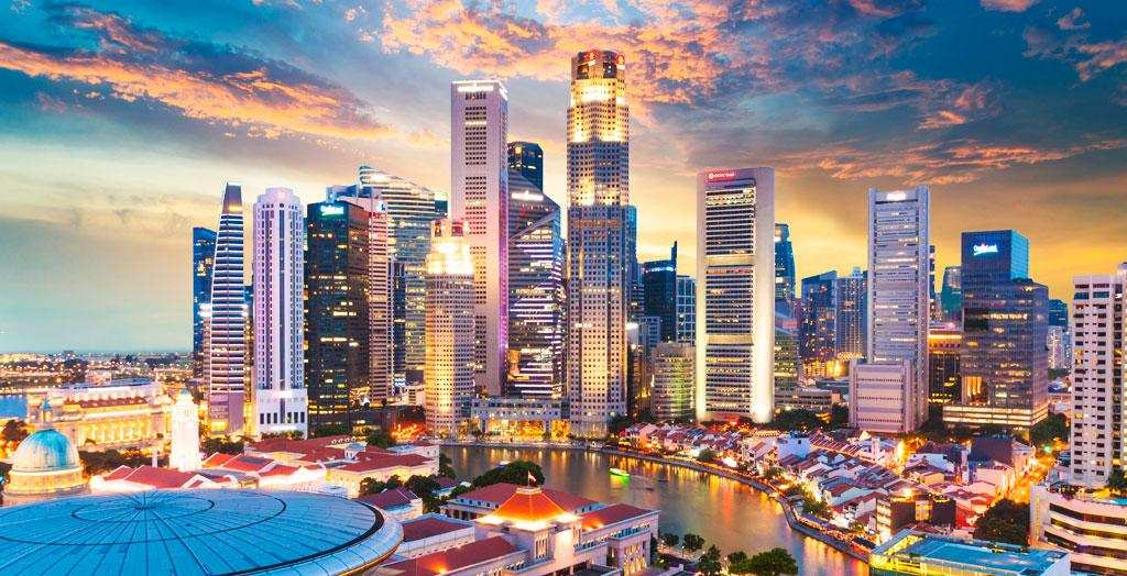 Sonnenuntergang über der Skyline von Singapur