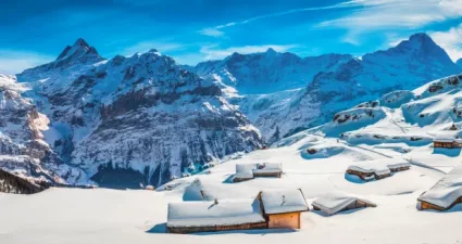 Verschneite Chalets in den Schweizer Alpen