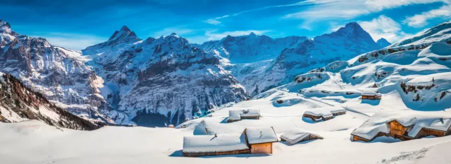 Verschneite Chalets in den Schweizer Alpen