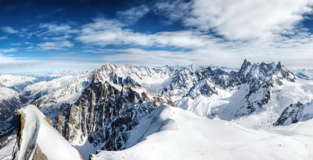Verschneite Gipfel in den Alpen
