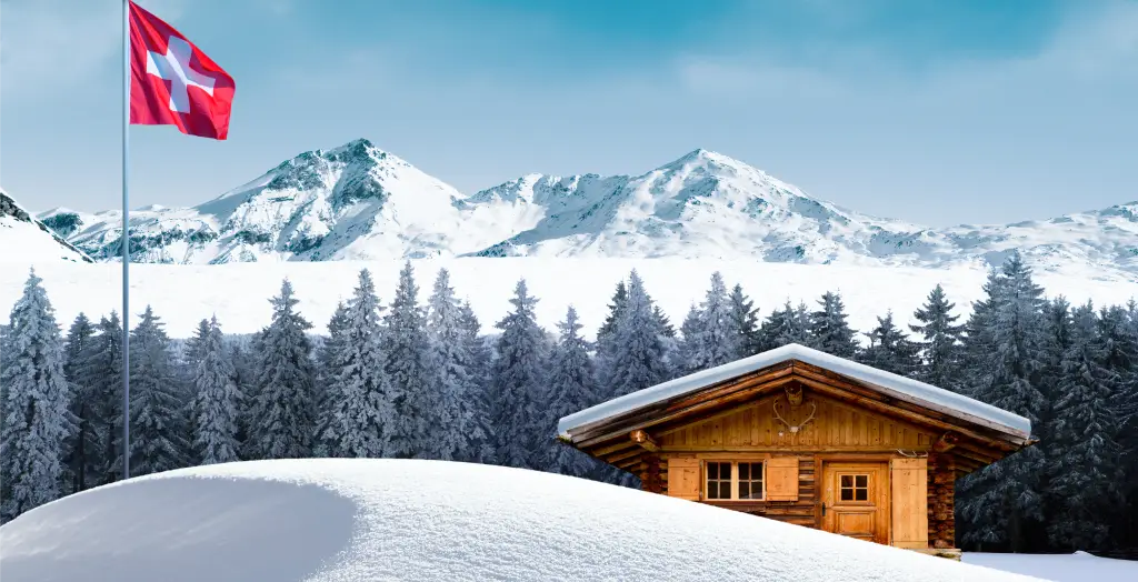 Verschneites Chalet im Winter in den Alpen, Schweiz