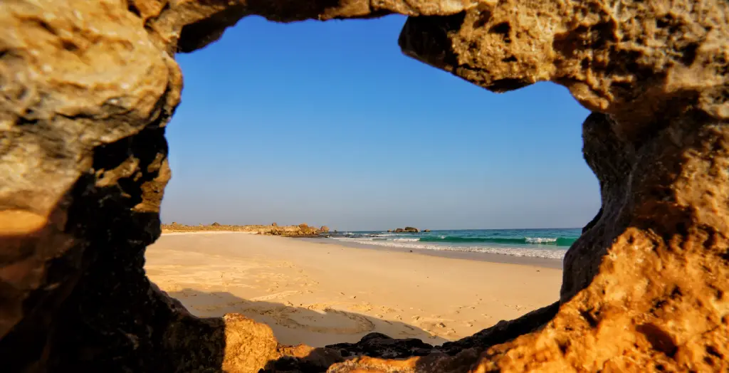 Strand von Al Fazayah in Dhofar, Oman © Andrea Conrad, Ministry of Heritage & Tourism Sultanate of Oman