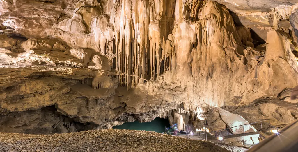 Innenansicht der Al-Hoota-Höhle und eines grünen unterirdischen Sees