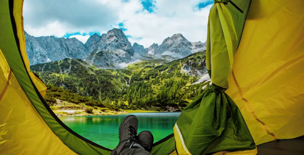 Schöne Aussicht auf die ländliche Landschaft Österreichs aus dem Inneren eines Zeltes