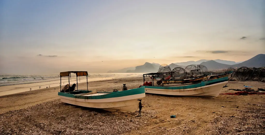 Boote am Al Mughsail Beach in Dhofar, Oman © Andreas Conrad, Ministry of Heritage & Tourism Sultanate of Oman