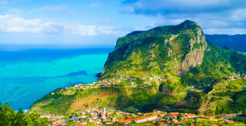 Blick auf das Dorf Faial und den Eagle Rock, Insel Madeira, Portugal