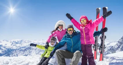 Familie in den Bergen mit Ski