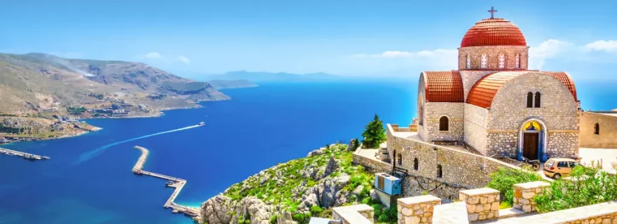 Eine abgelegene Kirche auf einem Berg am Meer, Griechenland