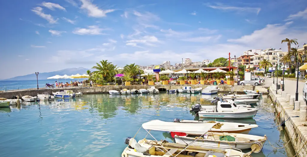 Stadthafen von Saranda am Ionischen Meer in Albanien
