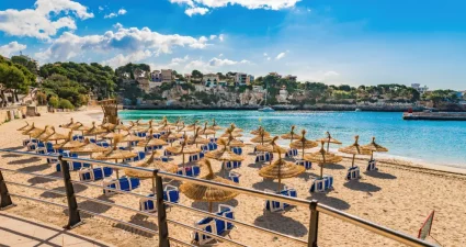 Strand in Porto Cristo auf Mallorca, Balearen, Spanien