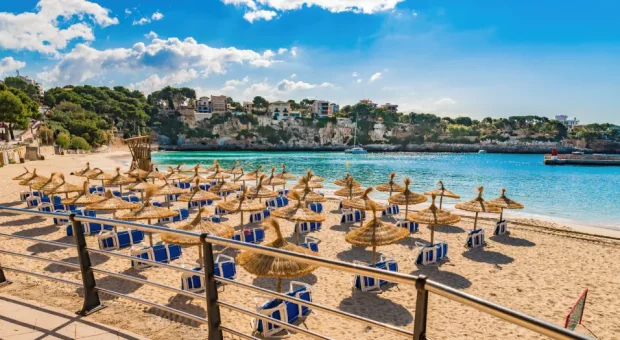 Strand in Porto Cristo auf Mallorca, Balearen, Spanien