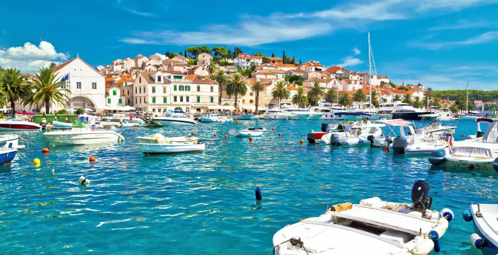 Türkisfarbene Uferpromenade der Insel Hvar in Dalmatien, Kroatien