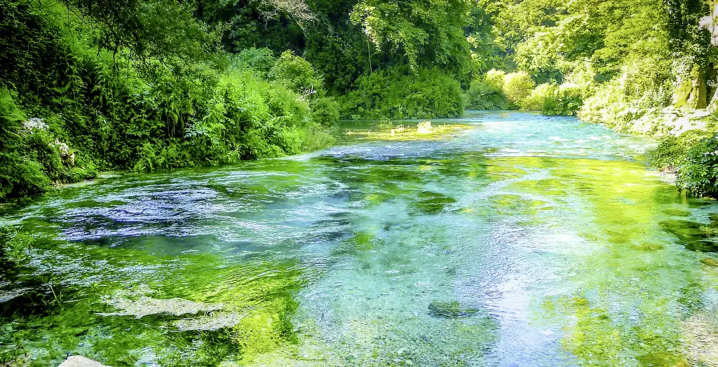 Die Blue Eye-Quelle (Syri i Kalter), ein mehr als fünfzig Meter tiefes natürliches Becken mit klarem, frischem Wasser, in der Nähe von Sarande im Land Vlora im Süden Albaniens
