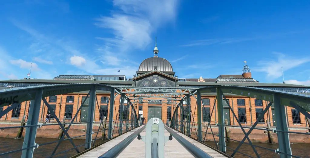 Brücke vor dem Fischmarkt in Hamburg, Deutschland [Bildquelle: © Sebastian Sonnen | Canva]