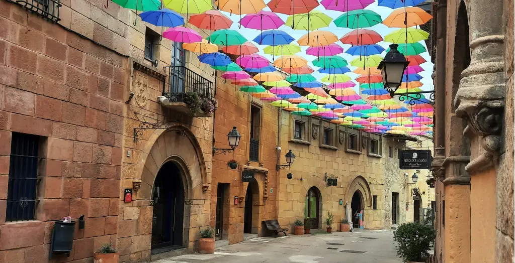 Bunte Schirme am Himmel in Montjuic, Barcelona, Spanien