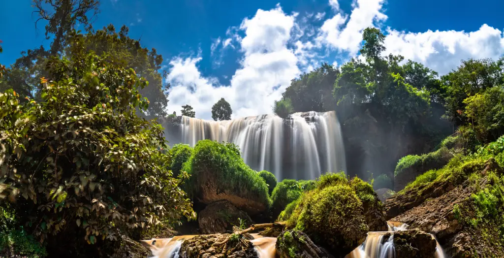 Wasserfall Elephant Falls namens Thác Voi in der Nähe der Stadt Đà Lạt, Vietnam [Bildquelle: © Leonid Andronov | Canva]