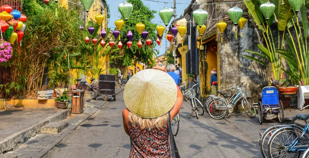 Frau in der historischen Altstadt von Hội An, Vietnam [Bildquelle: © thanhhoa tran | Canva]

