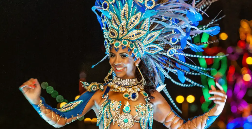 Frau mit Kostüm zum Karneval [Bildquelle: © Global_Pics | Canva]