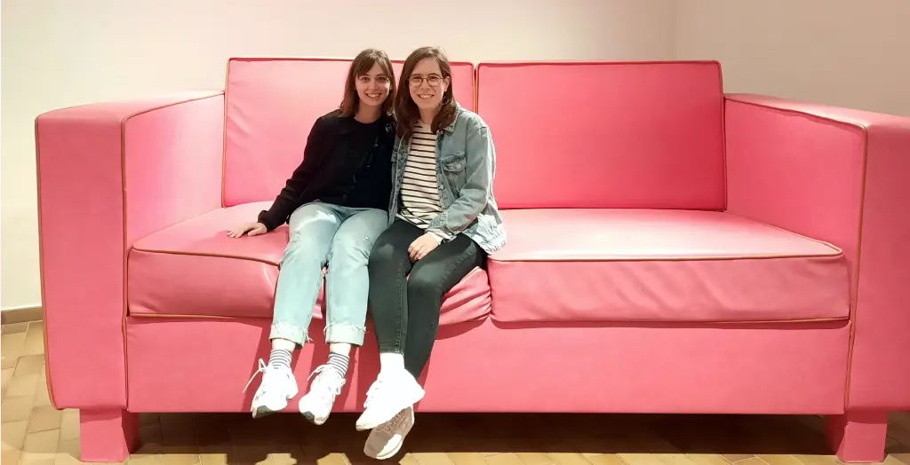 Freunde auf einem überdimensionalen Sofa im Museum Fundació Joan Miró, Barcelona, Spanien [Bildquelle: © Julia Angstenberger | FTI]