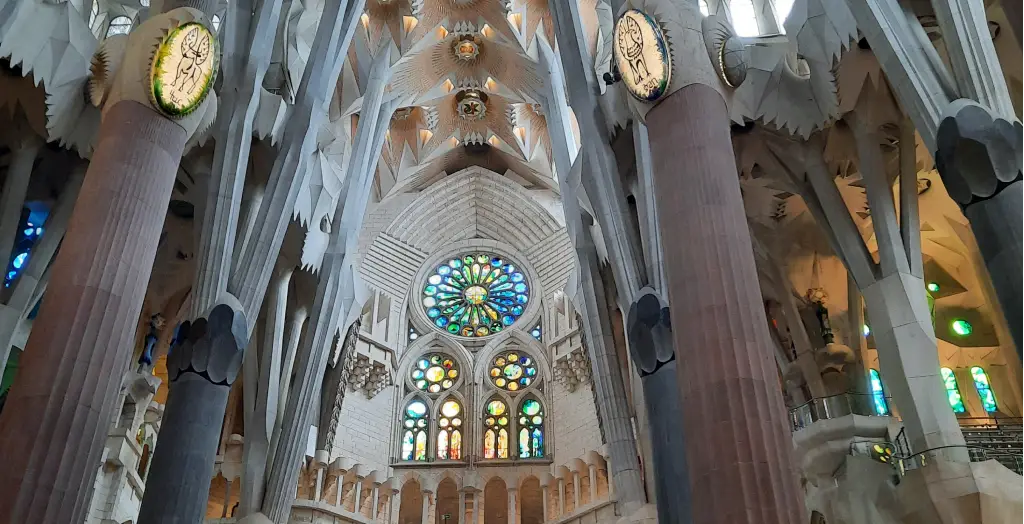 Innenaufnahme der Sagrada Família in Barcelona, Spanien [Bildquelle: © Julia Angstenberger | FTI]