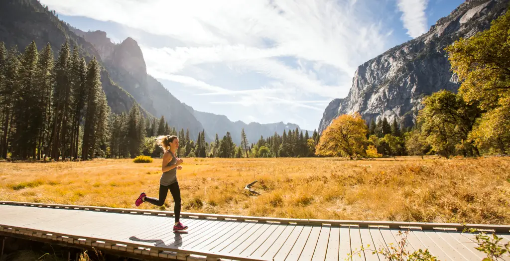 Frau läuft im Yosemite National Park, USA