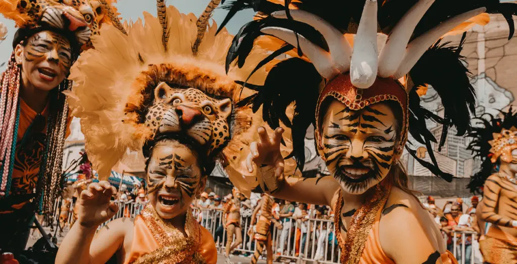 Parade mit Kindern als Löwen verkleidet zum Karneval