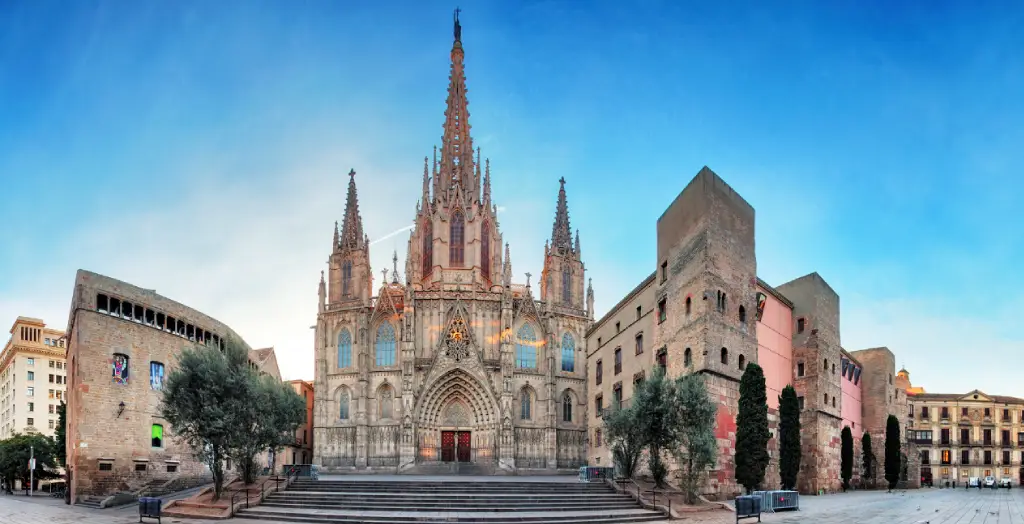 Panorama auf die Barcelona Cathedrale in Barri Gothic, Spanien [Bildquelle: © TomasSereda | Canva]