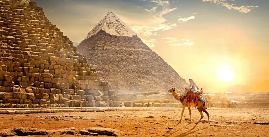 Nomade auf einem Kamel in der Nähe von den Pyramiden von Kairo in der Wüste, Ägypten