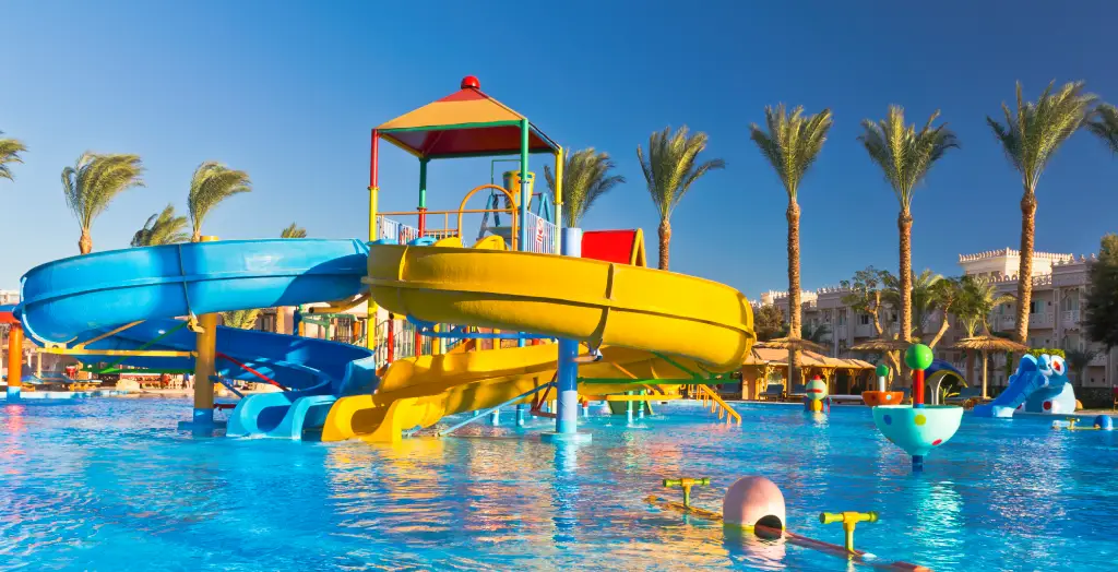 Palmen, Pool und Wasserrutschen in einem luxuriösen Resort in Ägypten