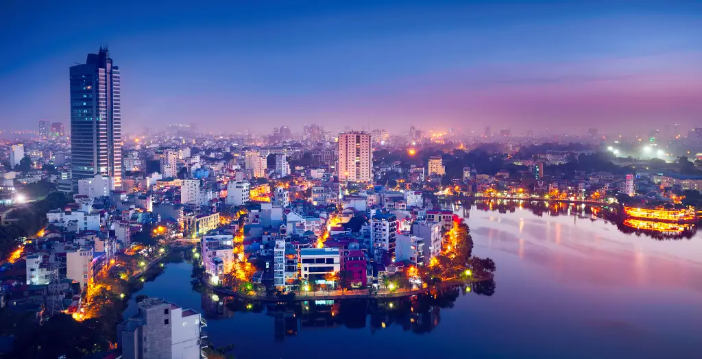 Blick über Hanoi in der Abenddämmerung, Vietnam