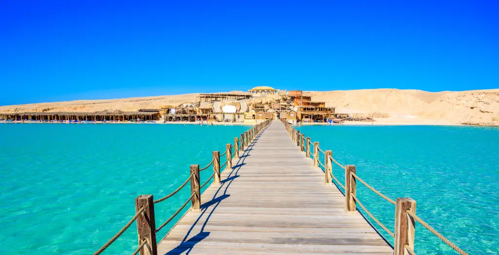 Hölzerner Pier am Orange Bay Beach in Mahmya auf der Insel Giftun, Ägypten