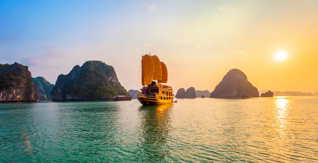 Traditionelles Schiff namens Dschunke in der Halong-Bucht, Vietnam